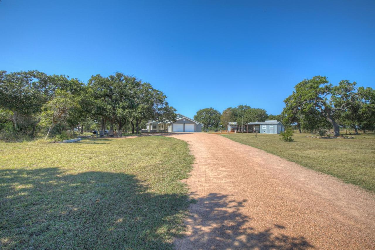 Вілла Grey Haus Casita-Peaceful Hill Country Views! Фредеріксбург Екстер'єр фото