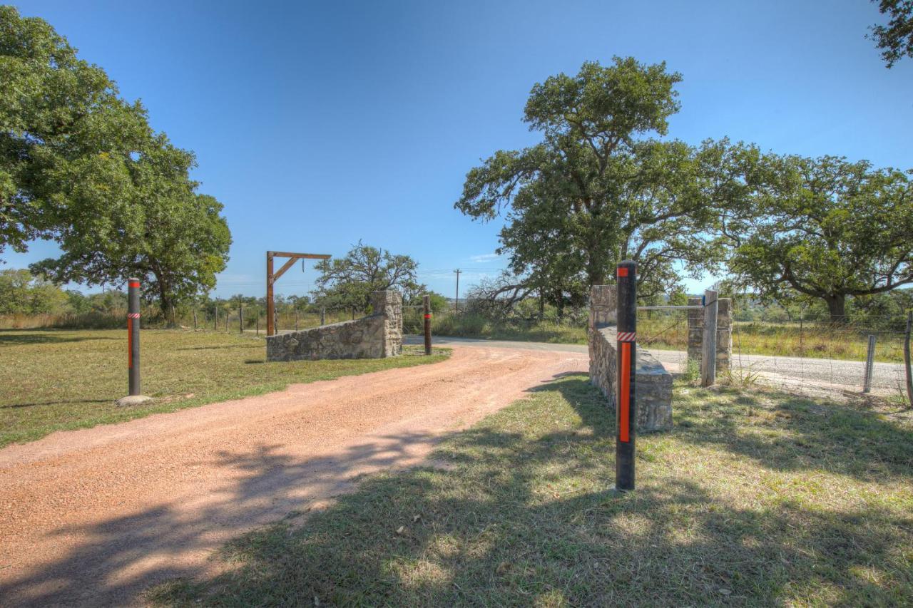 Вілла Grey Haus Casita-Peaceful Hill Country Views! Фредеріксбург Екстер'єр фото